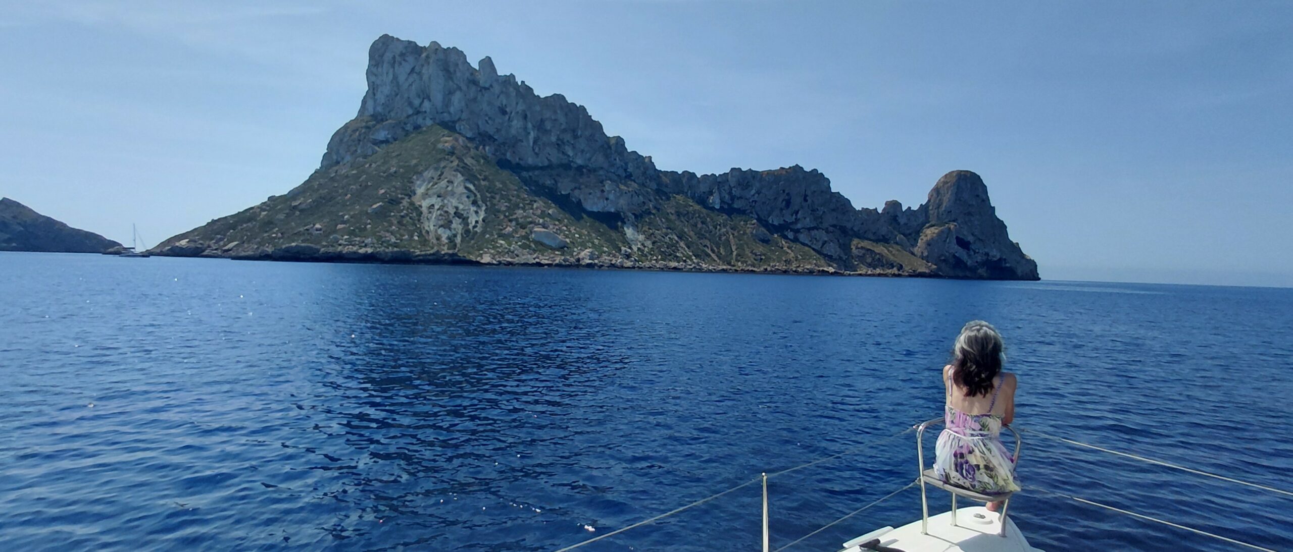 Seebestattung vor Ibiza mit sicht auf Es Vedrà